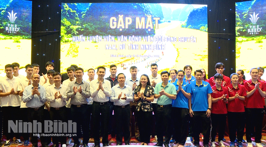 Các đồng chí lãnh đạo tỉnh gặp mặt các đội bóng chuyền của tỉnh trước Giải bóng chuyền Cúp Hoa Lư-Bình Điền 2021