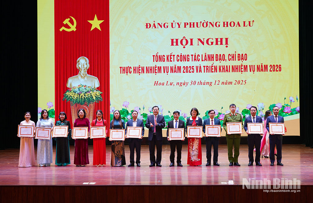 DNTN Hoàng Sơn vinh dự được trao tặng giấy khen Chi bộ hoàn thành xuất sắc nhiệm vụ năm 2025