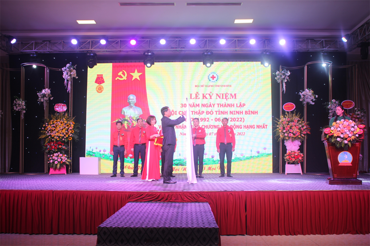 Hội Chữ thập đỏ tỉnh Ninh Bình đã long trọng tổ chức Lễ kỷ niệm 30 năm ngày thành lập Hội (6/7/1992 – 6/7/2022) và đón nhận Huân chương Lao động hạng Nhất.